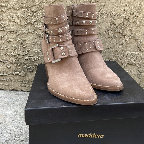 Steve Madden boots! Size 7. Worn once to an inside event. - Picture 2 of 5